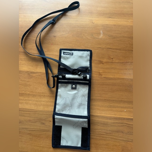 STUSSY CROSS BODY PASSPORT WINDOW WALLET/PURSE - Picture 3 of 6